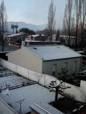 La neu ha fet acte de presència arreu de les comarques gironines, però sense causar problemes. A la imatge, la nevada de Banyoles