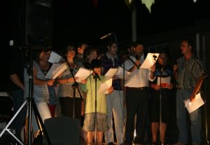 El cor parroquial de sant Jaume cantant el Salve Rociera