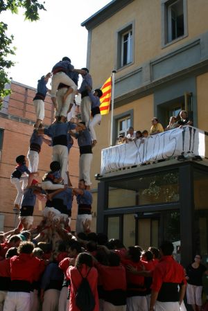 Actuació castellera dels Marrecs de Salt davant de l'Ajuntament