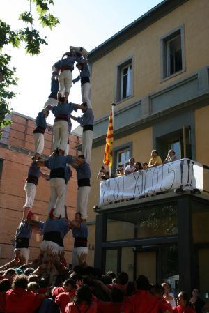 Actuació castellera dels Marrecs de Salt davant de l'Ajuntament