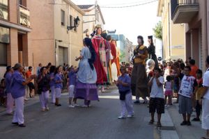 La gent del poble ha participat i animat la cercavila amb entusiasme