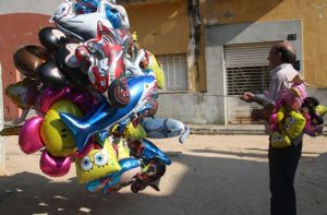 Els firaires han aprofitat el moment per vendre globus pels més menuts