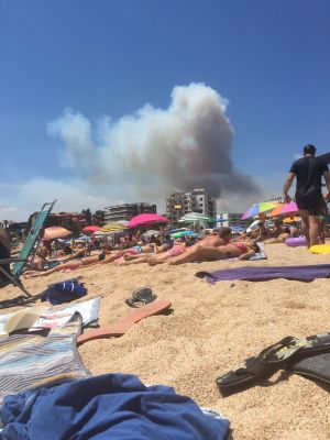 La columna de fum vista des de la platja de Fenals