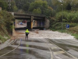 La C-66 completament inundada amb un vehicle atrapat