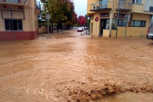 La C-66 inundada al seu pas per Bordils