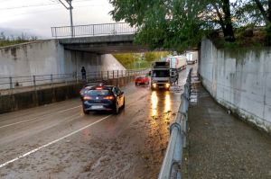 Un dels ponts de Celrà enfangat, on ha quedat atrapat el camió que es veu a la imatge