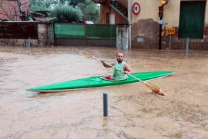 Un veí de Bordils va amb un kayak pel mig de la carretera, després del fort aiguat