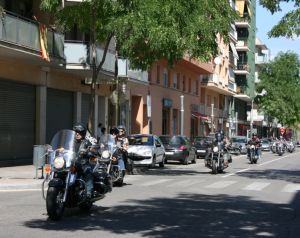 Una part de les motos que es trobaven a l'exhibició van iniciar la marxa pels carrers de Girona.