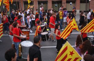 La colla timbalera dels Diables de'n pere botero van animar la manifestació durant tot el recorregut