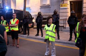 Els manifestants van cridar i xiular davant la subdelegació del govern