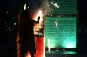 Un noi encenent una estructura que simulava la Constitució espanyola i la llei orgànica del treball constitucional