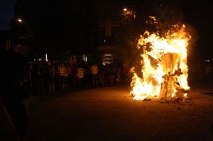 Es van cremar dues estructures que simulaven una torre de la MAT i la constitució espanyola
