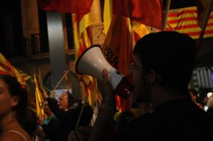 Un manifestant cridant pel megàfon