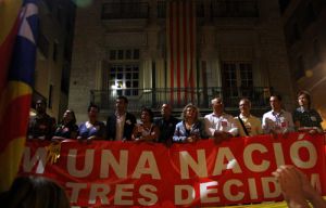 La manifestació política va finalitzar amb 'El cant dels Segadors' a la Plaça del Vi