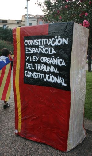 Representació de la constitució espanyola i la llei orgànica del Tribunal Constitucional que més tard es va cremar