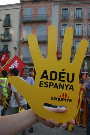 Es va repartir entre els manifestants, mans de cartró amb el lema 'Adéu Espanya' i petites estelades