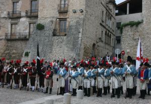 Les tropes en fila, apunt de  intentar entrar a la ciutat, sense èxit, per la porta de sant Cristòfol