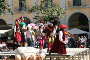 Els Canons del General Bum - Bum, durant al seu recorregut, demanaven la participació dels més menuts