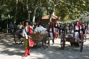 Els Canons del General Bum - Bum van fer un recorregut que va començar al Pont de Pedra i va acabar a la Plaça de les Botxes (la Devesa)