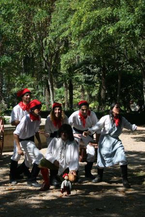 Moment en que el General Bum - Bum i els seus ajudants van acabar l'espectacle de titelles, que va estar organitzat per Titelles Vergés