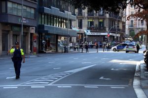 Un agent camina pel tram final del carrer Balmes mentre la Guàrdia Urbana manté allunyats del centre els ciutadans