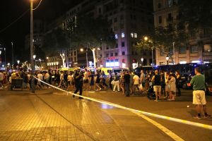 La cua que generen grups de ciutadans evacuats del centre en arribar al punt d'identificació 