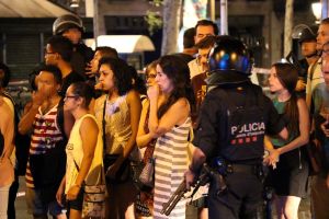 Algunes de les persones que han estat hores confinades per l'atemptat arriben a plaça de Catalunya