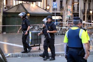 Agents armats a la part superior de les Rambles de Barcelona