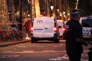 Els vehicles dels serveis funeraris arribant a les Rambles de Barcelona