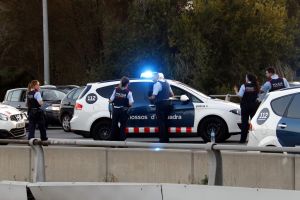 Diverses patrulles al control dels Mossos d'Esquadra a la C-31, al seu pas pel riu Besòs i de sortida de Barcelona