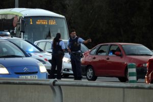 Dos agents conversen durant un dels controls dels Mossos d'Esquadra a la sortida de Barcelona