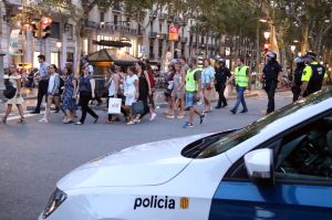 Els agents acompanyen ciutadans per allunyar-se del centre de Barcelona