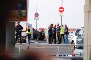 L'Audi negre on anaven els cinc presumptes terroristes bolcat prop del Club Nàutic de Cambrils