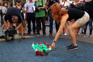 Ofrena floral a la Rambla en el punt on va tenir lloc l'atemptat