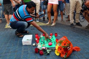 Ofrena floral a la Rambla en el punt on va tenir lloc l'atemptat