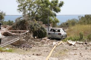 Un cotxe malmès per l'ona expansiva de la deflagració en una casa d'Alcanar Platja