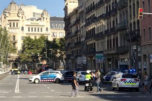 Desplegament policial i d'ambulàncies a la part alta de la Rambla, després de l'atropellament massiu