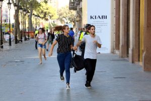 Persones corrent direcció Gran Via per Passeig de Gràcia