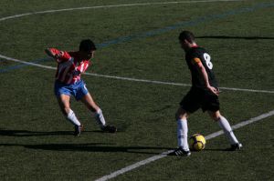 Jugada destacada durant el partit de futbol del Girona F.C. contra el Gimnàstic de Tarragona.