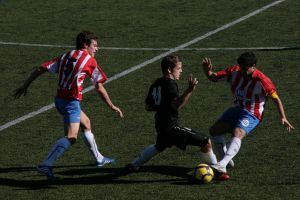 Jugada destacada durant el partit de futbol del Girona F.C. contra el Gimnàstic de Tarragona.