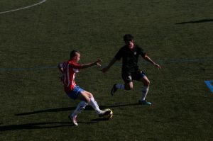 Jugada destacada durant el partit de futbol del Girona F.C. contra el Gimnàstic de Tarragona.