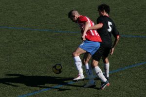 Jugada destacada durant el partit de futbol del Girona F.C. contra el Gimnàstic de Tarragona.