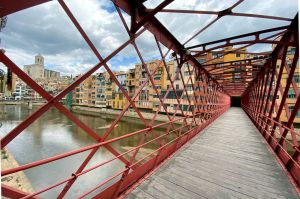 Pla general del pont de les Peixateries Velles Girona, sense ningú creuant el riu durant l'estat d'alarma