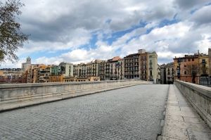 El pont de pedra de Girona, buit durant l'estat d'alarma pel coronavirus