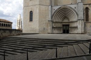 Vista general de la plaça dels apòstols de Girona i del campanar de la basílica de Sant Fèlix