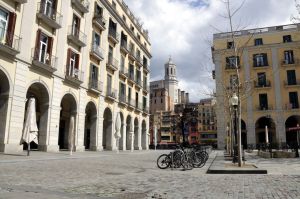 La plaça Independència de Girona, amb els locals tancats durant l'estat d'alarma pel coronavirus