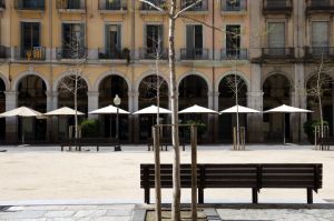 Bancs buits i terrasses tancades a la plaça independència de Girona