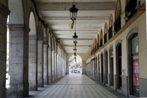 Les voltes de la plaça Independència de Girona, desertes durant l'estat d'alarma