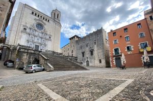 Pla general de la plaça de la Catedral de Girona buida