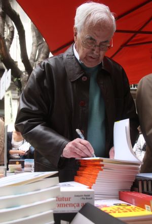 L'escriptor Josep Mª Espinàs signant el seu nou llibre per nens.